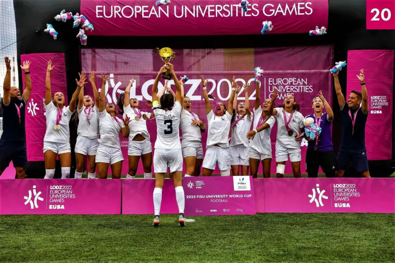 Drużyna z pucharem podczas European Universities Games Łódź 2022