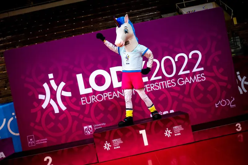 Maskotka European Universities Games 2022 na podium