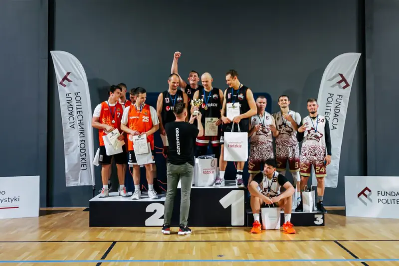 Zwycięzcy turnieju koszykówki na podium